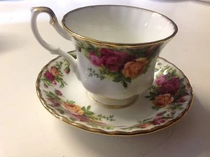 Royal Albert Old Country Roses 1962 Cup Saucer Fine Bone Footed England China - Picture 1 of 6