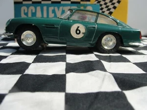 SCALEXTRIC ANNI 60 ASTON MARTIN DB4 GT C68 #6 VERDE 1:32 SLOT USATO IN SCATOLA - Foto 1 di 8