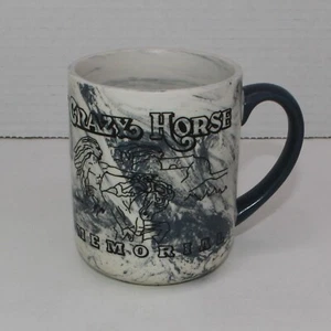 Taza de café Crazy Horse Memorial Progress Timeline 1939-1999 diseño jaspeado negro - Imagen 1 de 10