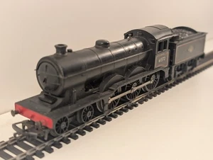 Tri-ang Hornby R150 B12 Class 4-6-0 Steam Locomotive – No. 61572 – BR Black – OO - Picture 1 of 7
