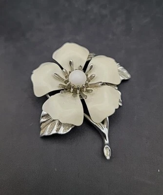 Broche Sarah Cov Summer Magic 1964 blanco esmalte flor imitación perla tono plata  Foto 1 de 4