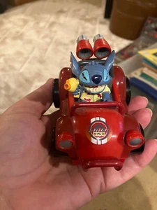 Disney Lilo Stitch Pull Back Hawaiihemd rot Rakete Auto und Figur Spielzeug RAR - Bild 1 von 2