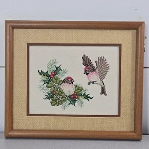 Punto de aguja enmarcado hecho a mano punto de cruz cardenales pájaros en acebo 13" x 11" - Imagen 1 de 9
