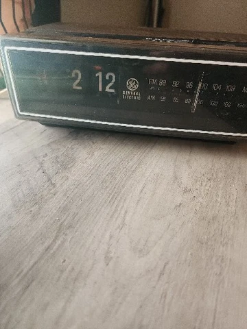 Vintage 1984 General Electric Flip Clock Radio Alarm Clock 7-4305F Cover