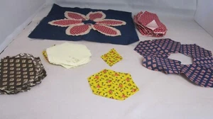 150 vorgeschnittene Quiltstücke rot blau Drucke braun gelb teilweise zusammengebaut mit Spitze - Bild 1 von 12