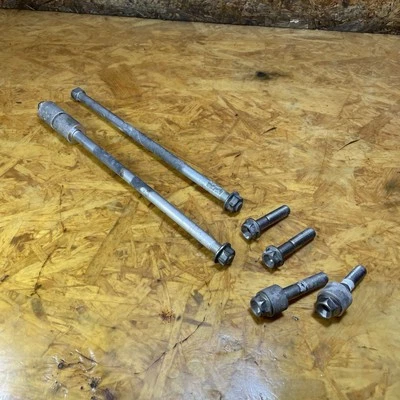 Pernos de montaje del motor Honda CBR1000RR RR4 - RR7 2004-2007 Foto 1 de 4