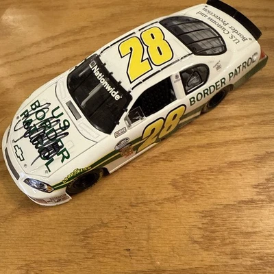 Kenny Wallace #28 Autografiado Patrulla Fronteriza de los Estados Unidos 2008 Promo 1/24 NASCAR Die-Cast Foto 1 de 4