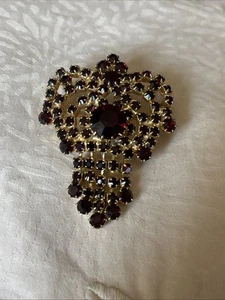 Vintage unsignierte Brosche mit rubinroten Steinen Quaste Design goldfarbene Fassung D1 - Bild 1 von 8
