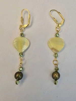 Lange Ohrringe Brisur golden Perlmuttherzen grün schillernd  - Bild 1 von 4