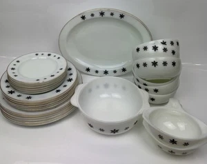Juego de comedor vintage JAJ Pyrex Gaiety copo de nieve negro sobre blanco - Hecho en Inglaterra - Imagen 1 de 24