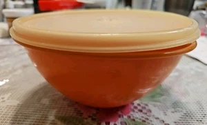 Ciotola arancione Tupperware vintage modello #235-29 con coperchio / ottime condizioni! - Foto 1 di 4