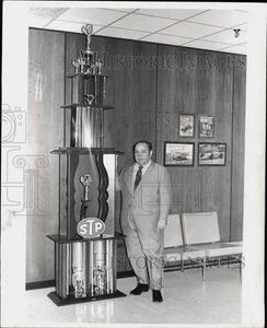 Foto de prensa 1969 propietario y patrocinador de carreras de autos Andy Granatelli con enorme trofeo - Imagen 1 de 2