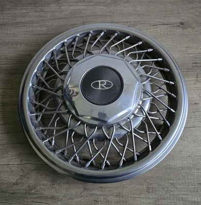 Tappo mozzo filo / copricerchio originale Buick Riviera  - Immagine 1 di 4