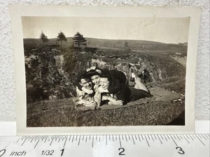 Vintage Schnappschuss Foto junges Paar & Freund dumme Pose Picknick im Park - Bild 1 von 3
