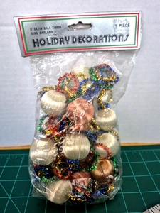Ghirlanda palline raso colorate vintage 8' su orpello Natale Taiwan nuova vecchio magazzino 1978 - Foto 1 di 6