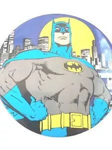 Batman Vintage Pinback Gotham City Filzständer groß blau gelb 1982 6 Zoll Knopf - Bild 1 von 4