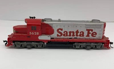 HO Scale Tyco Diesel Loco Railroad Train Santa Fe #5628 - Image 1 of 4