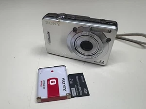 FOTOCAMERA DIGITALE SONY CYBERSHOT DSC-W55 CON BATTERIA/SCHEDA SD FUNZIONANTE BELLA - Foto 1 di 9