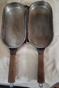 Vintage Cookware Hinged Folding Cast Aluminum Omelet Fish Pan With Wood Handles - Picture 1 of 11