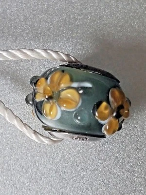 .925 PLATA ESTERLINA PERSONAJE ENCANTO NEGRO AMARILLO FLORES PRONUNCIADO JARDÍN MURANO Foto 1 de 3