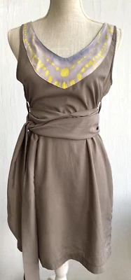 Vestido ESLEY Faja Corbata Cintura Acuarela Borde Taupe/Gris Talla M Foto 1 de 4