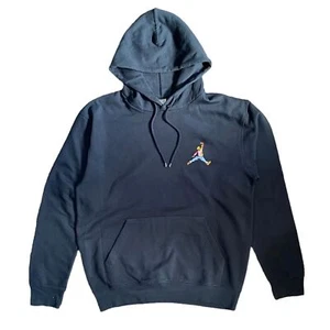 *AUSVERKAUF GR. S* TATSÄCHLICHE TATSACHE Biggie X Jordan bestickt schwarz Hoodie - Bild 1 von 4