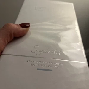The White Company Lime & Bay Bath & Body Gift Set Body Wash & Body Lotion Set - Picture 1 of 4
