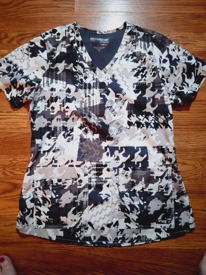 Blusa Médica Grey's Anatomy Barco One para Mujer Pequeña Diseño Radical Blanco y Negro Foto 1 de 4