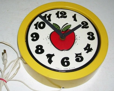 Vtg 1970s Spartus Round Wall Electric Clock, Red Apple, USA, Works, H6474, 526N Cover