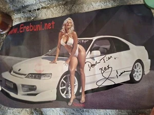 Póster de chica pinup rubia Erebuni con coche firmado y besado - Imagen 1 de 4