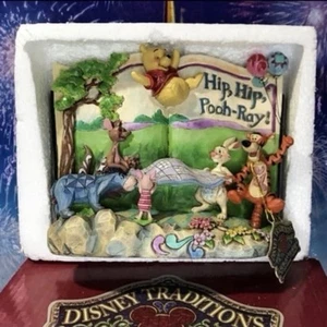 Disney Parks Jim Shore Hip Hip Pooh-ray Buchfigur - Bild 1 von 8
