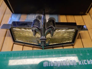 1975-1976 CAPRICE Front Emblem with Hardware, RARE ! NO Reproduction NEW/NOS GM - Bild 1 von 4