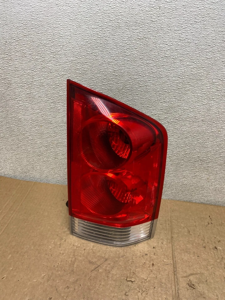 Luz trasera lateral derecha Nissan Armada 2005 a 2015 pasajero OEM V3617 DW Foto 1 de 4