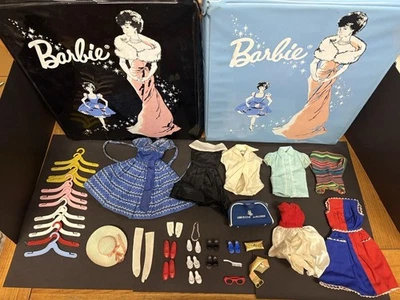 Selten - 2 x Vintage 60er Jahre Barbie Tragetasche mit Kleidung und Zubehör - Bild 1 von 4