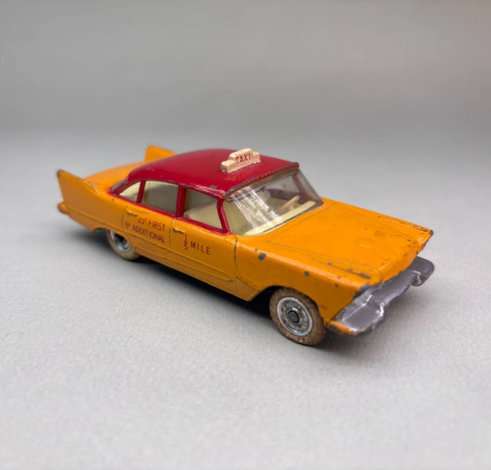 DINKY TOYS MECCANO AUTO ORIGINALE VINTAGE TAXI PLYMOUTH PLAZA 1/43 - NO BOX !! - Immagine 1 di 4