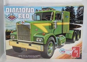 AMT Diamond Reo Tractor 1:25 Model Kit AMT719/06 - Picture 1 of 4