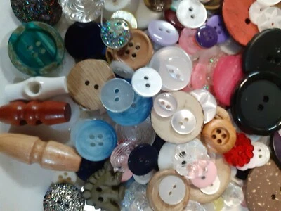 Buttons. Mix lot of buttons sold in a bag weighing 900 grams. - Image 1 of 4