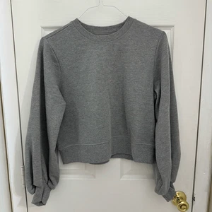 Neu ohne Etikett RicherPoorer Sweatshirt mit Rundhalsausschnitt Größe Medium Luftpolsterärmel grau kurz geschnitten - Bild 1 von 5