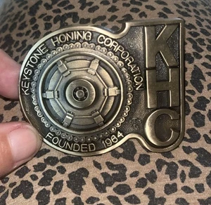 Keystone Honing Corporation fundada en 1964 latón macizo octánter hebilla de cinturón de trabajo - Imagen 1 de 2