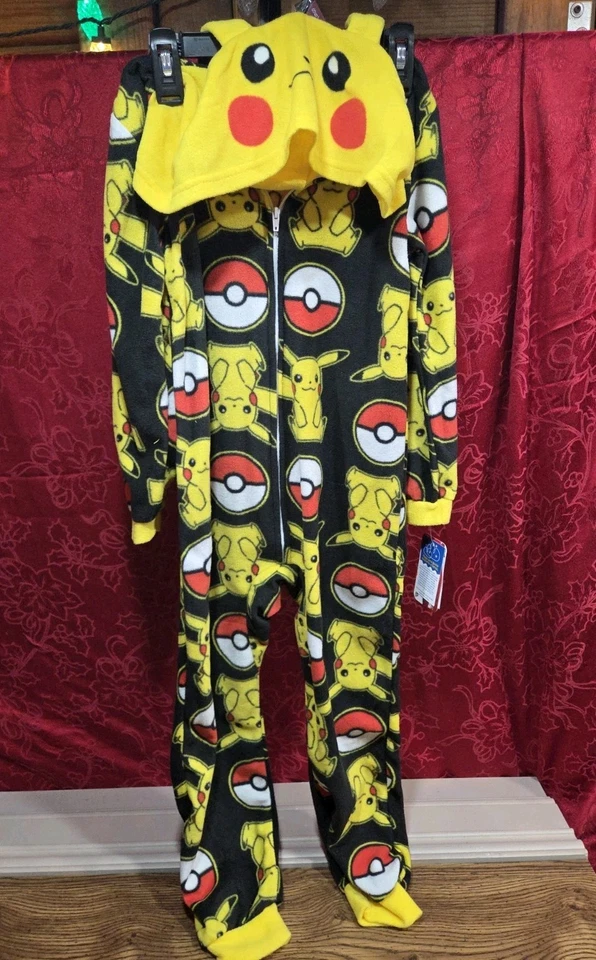 Новая детская пижама на молнии Pokemon Pikachu Pokeball размер 6/7 с ценником  - Изображение 1 из 2
