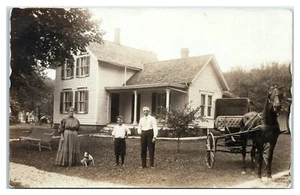 Tarjeta postal RPPC Family Frente a Casa Carruaje Tirado por Caballos Perro c1905 - Imagen 1 de 2