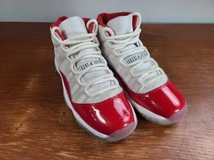 Taglia 5,5 anni - Air Jordan 11 Retro High Cherry Usato 378038-116 Rosso Bianco - Foto 1 di 10