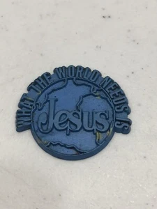 Vintage Magnet What The World Needs Is Jesus Kugelform Blau Gummi - Bild 1 von 5