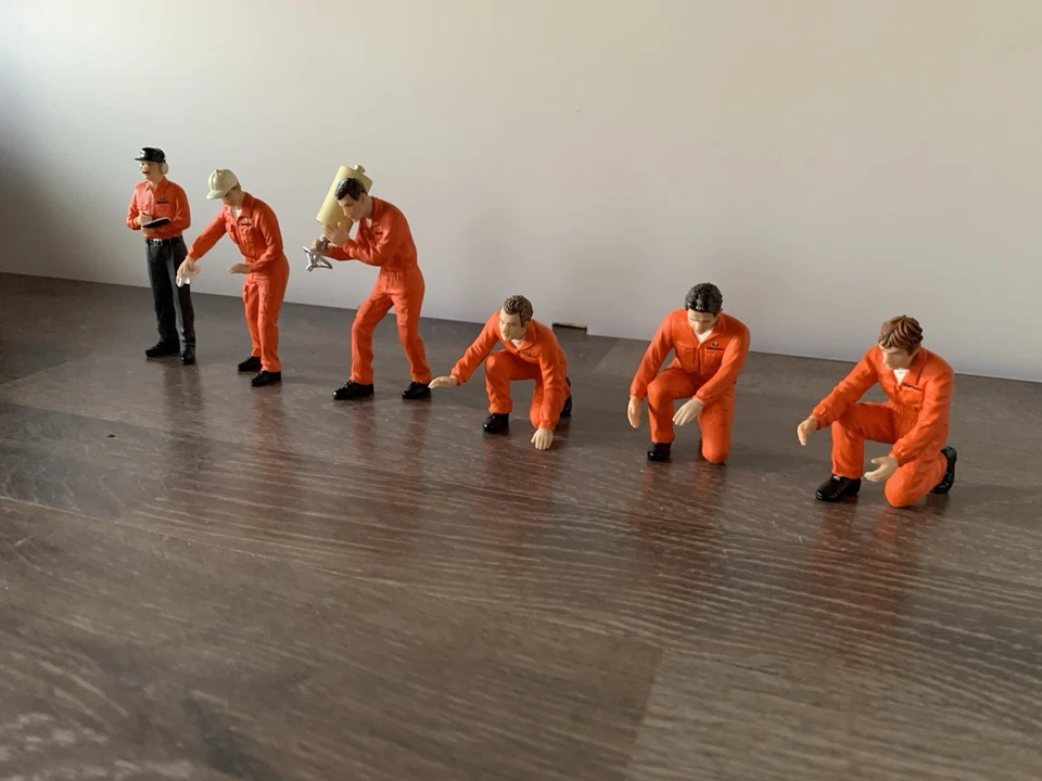 Sehr seltene True Scale 1/18 Pit Crew Jägermeister Racing Team (6 Figuren Set) - Bild 1 von 4