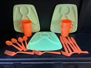 Vintage neongelbe Kunststoff Teller, hellorange Tassen & Besteck Picknick - Bild 1 von 12