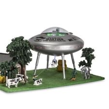 MENARDS 279-4439 UFO ACTION SCENE WITH BUILDING, O SCALE.