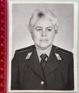 Foto de colección de mujer militar soviética en uniforme soldado del ejército rojo niña URSS de la década de 1950 - Imagen 1 de 2