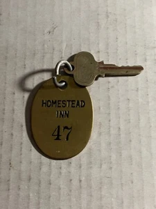 Homestead Inn Hotel Motel Key BRASS Fob & Key New Milford Connecticut #47 - Imagen 1 de 2