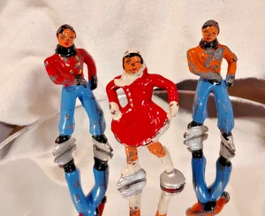 Set 3 statuine natalizie vintage Barclay pattinatori piombo rosso arancione blu rosso vestito - Foto 1 di 7