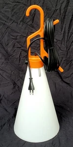 FLOS Mayday Mehrzweckleuchte Kunststoff orange/weiß Design Konstantin Grcic E27 - Bild 1 von 3